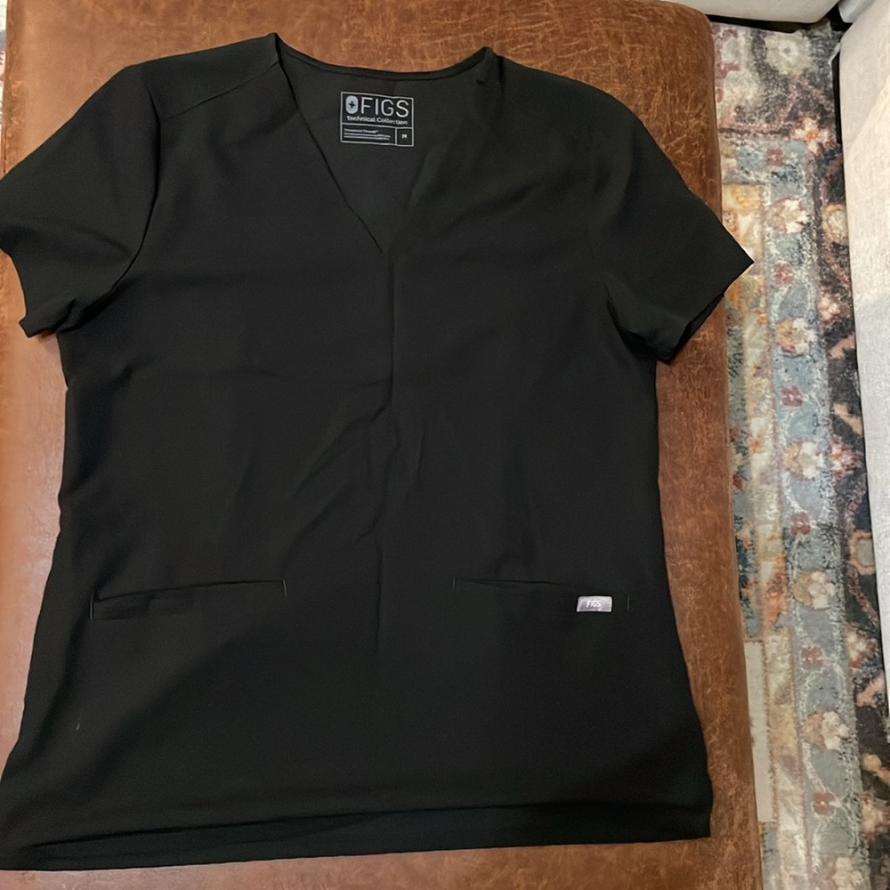 FIGS black Casma top